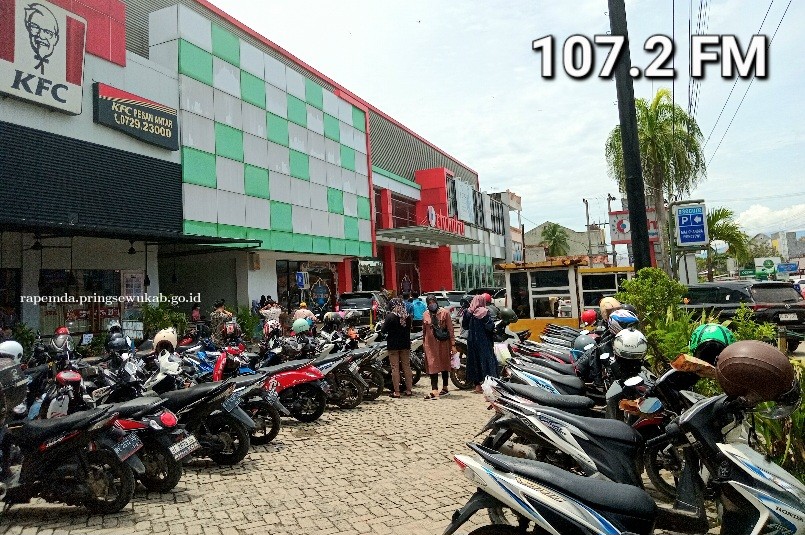 Pusat Perbelanjaan di Kota Pringsewu Dipadati Pengunjung 