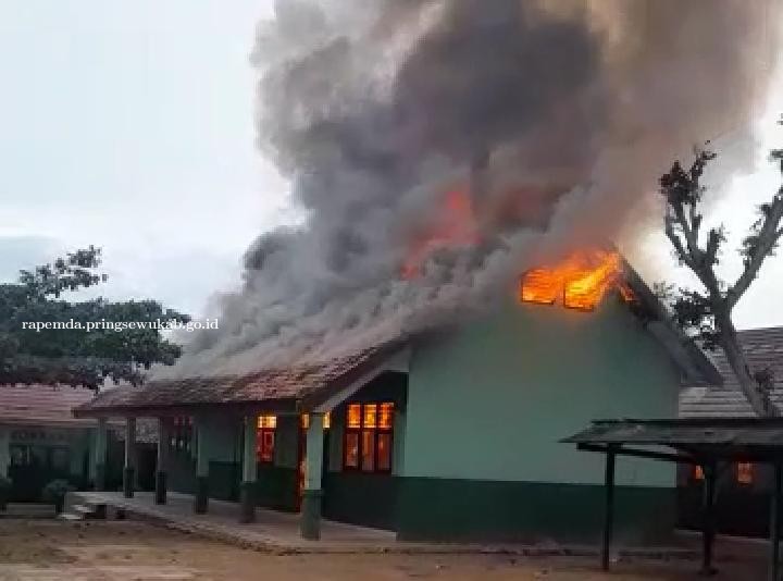 Perpustakaan SMP Satu Atap Pantura Terbakar