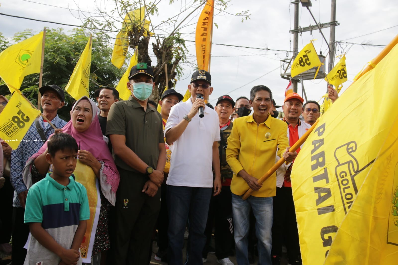 Ratusan Warga Ikuti Jalan Sehat HUT Partai Golkar di Pringsewu