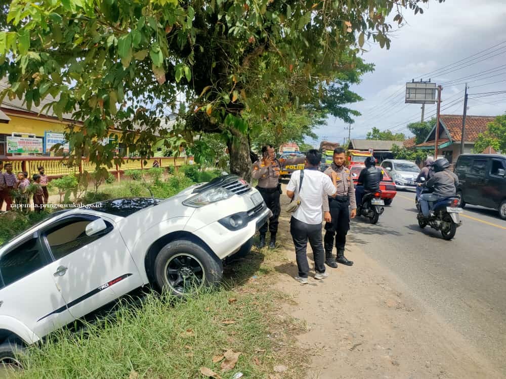 Lupa Rem Tangan, Fortuner Putih Nyebur Ke Ledeng