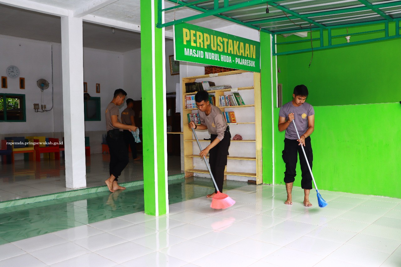 Sambut HSN 2022, Polres & PCNU Bersihkan Masjid