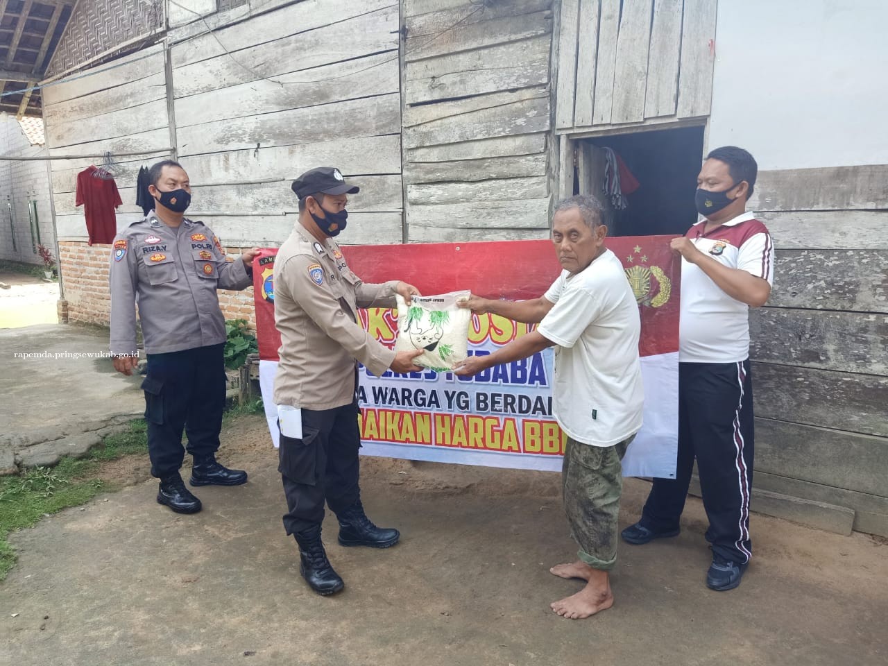 Warga Tiyuh Panaraganjaya Utama Dapat Bantuan Beras