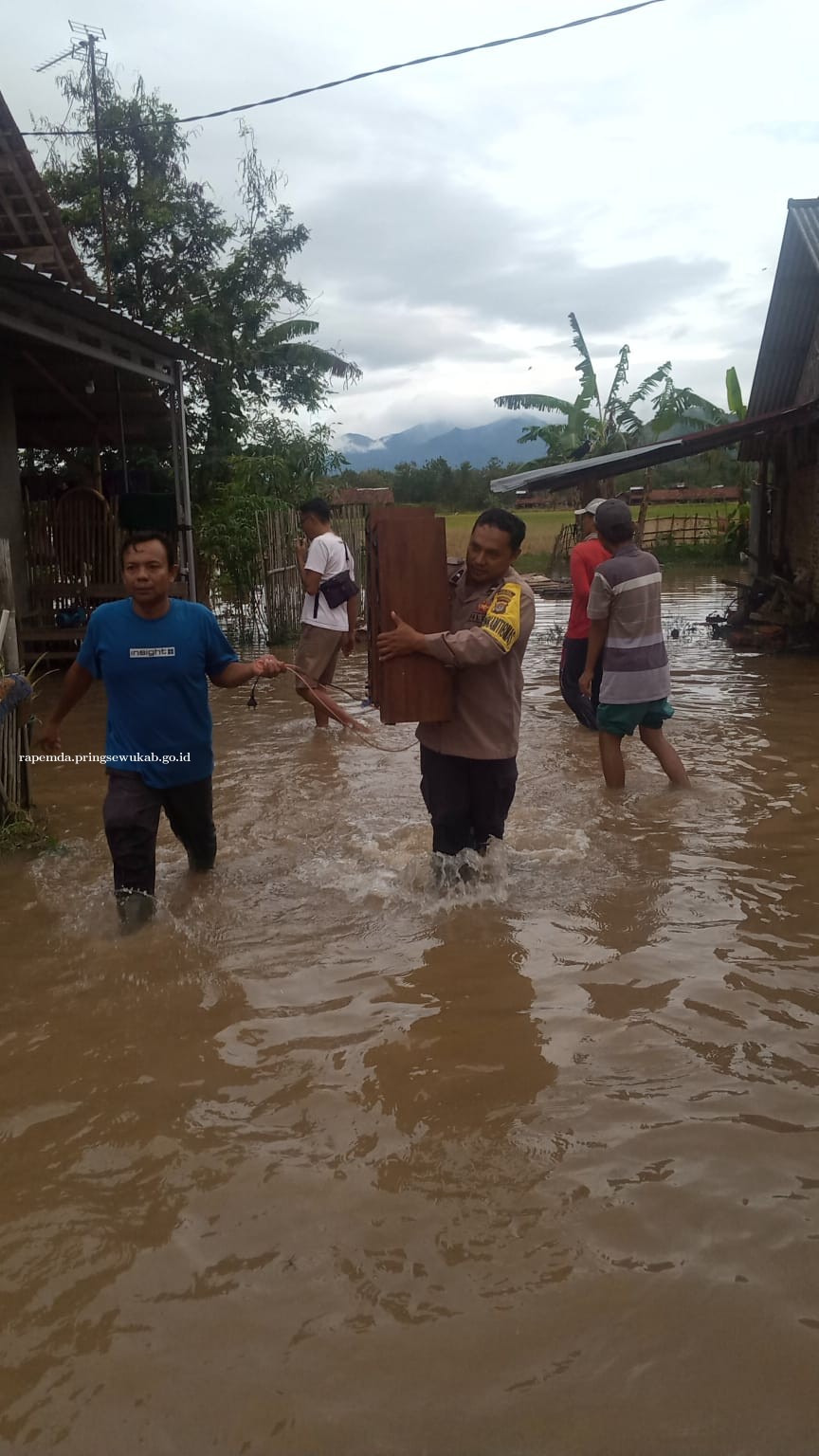 Aparat & Warga Bahu-membahu Evakuasi Korban Banjir Sidoharjo