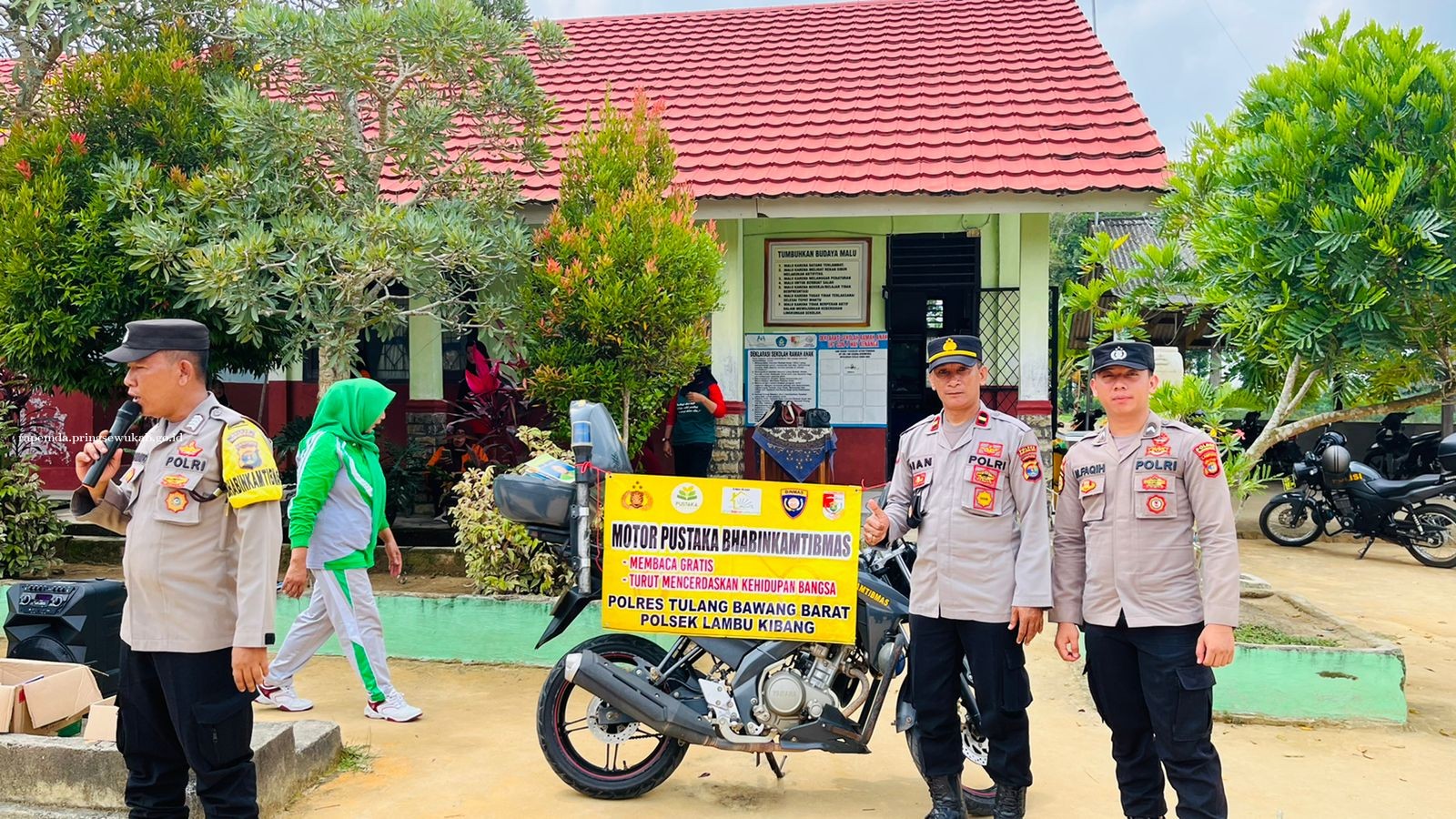 Bhabinkamtibmas Sulap Sepeda Motor Dinas Jadi Perpustakaan Keliling