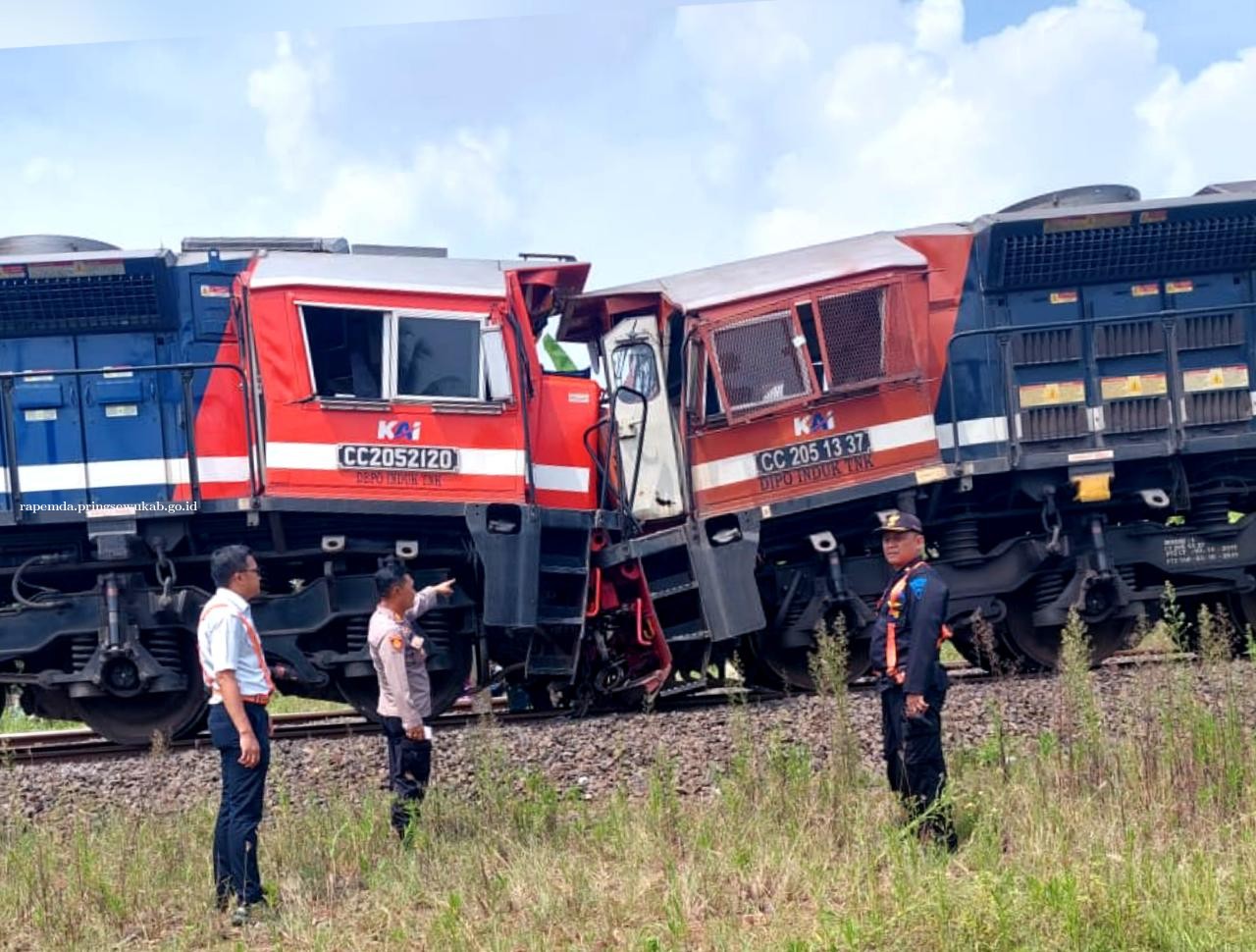 2 Kereta Api Babaranjang Tabrakan Di Stasiun Rengas Lampung Tengah