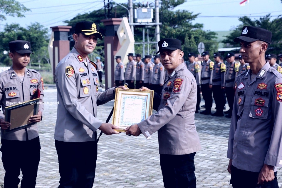 Belasan Polisi Di Pringsewu Dapat Penghargaan 