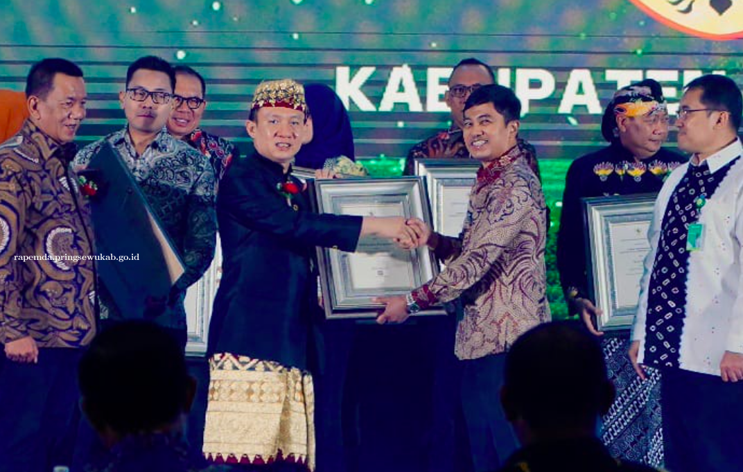 Pj Bupati Pringsewu Terima Penghargaan STBM Award 2024