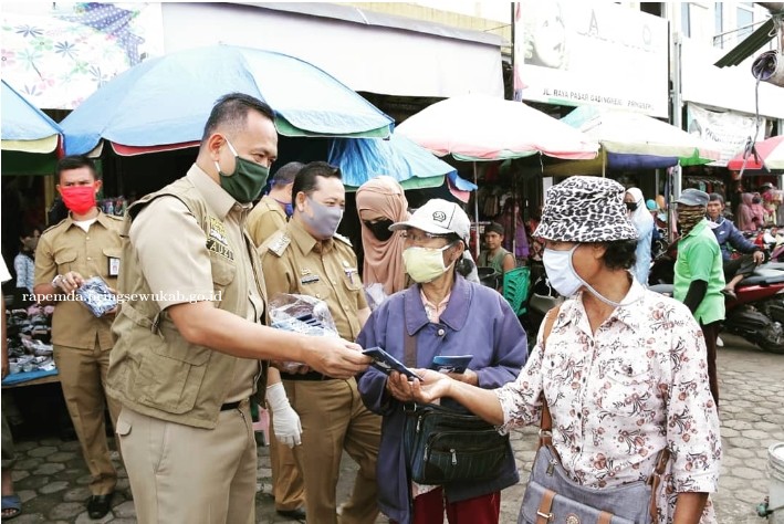 Wabup Pringsewu Bagikan Masker Kepada Pengunjung Pasar Gadingrejo